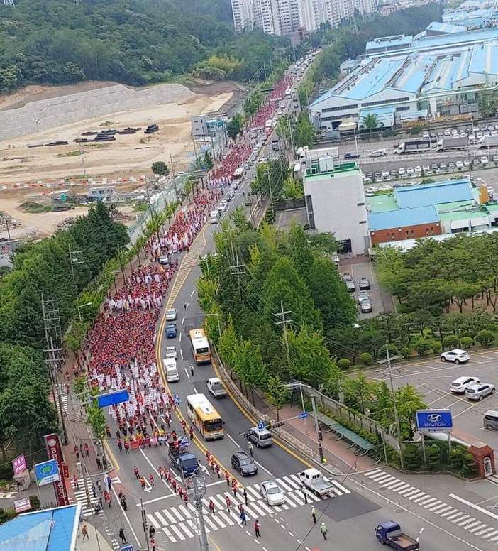 현대중공업의 기습적인 주총장 변경을 통한 법인분할에 반대하는 노동자·시민의 거리행진 행렬이 울산 북구 양정동 현대자동차 울산공장 앞 거리를 지나고 있다. 민주노총 울산본부 제공