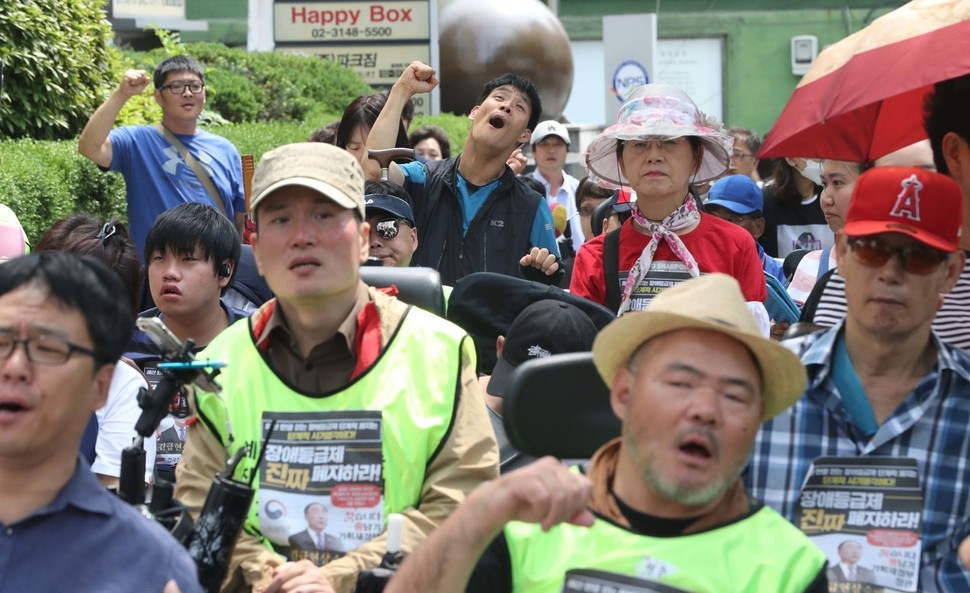 장애인 활동가들이 14일 오후 보건복지부 장관 집무실이 있는 서울 충정로 사회보장위원회 앞에서 도입을 앞둔 장애인서비스지원 종합조사표 수정을 요구하며 규탄대회를 열고 있다. 박종식 기자 anaki@hani.co.kr