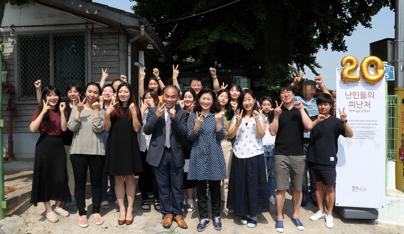 외국인 난민 돕기 비정부기구(NGO) ‘피난처’ 설립 20주년을 맞아, 피난처의 이호택 대표(앞줄 왼쪽 넷째)와 조명숙 이사(앞줄 왼쪽 다섯째), 직원 및 자원봉사자들이 지난 12일 오전 서울 동작구 상도동 피난처 사무실 앞에서 기념사진을 찍고 있다. 강재훈 선임기자 khan@hani.co.kr