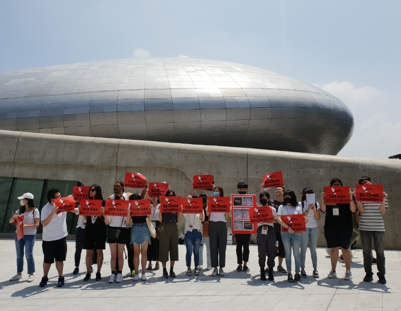 15일 정오께 재한홍콩인들이 서울 중구 동대문디자인플라자 앞에 모여 범죄인 인도 조례 반대에 연대를 촉구하며 서명운동을 벌이고 있다.  김민제 기자 summer@hani.co.kr