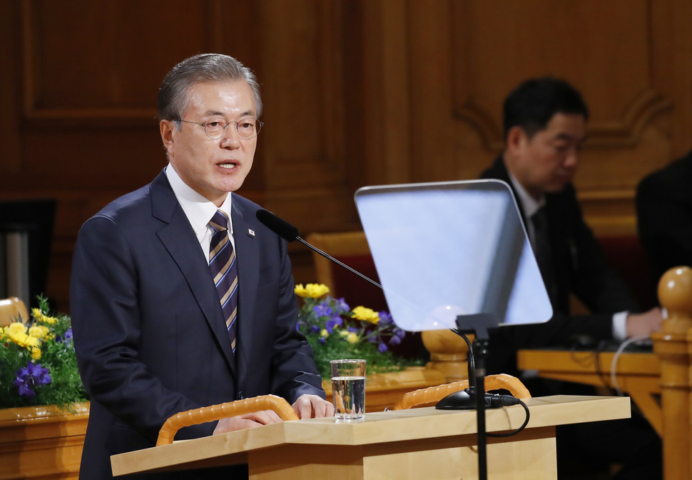 스웨덴을 국빈방문 중인 문재인 대통령이 14일 오전(현지시간) 스웨덴 스톡홀름 구 하원 의사당에서 연설하고 있다. 스웨덴은 의회 본회의장에서 연설하지 않는 것이 관행이며, 해외 귀빈 방문 시 의회 구 하원 의사당에서 연설한다. 스톡홀름/연합뉴스