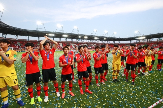 한국 선수들이 16일 오전(한국시각) 폴란드 우치의 우치 경기장에서 열린 우크라이나와의 2019 국제축구연맹(FIFA) 20살 이하(U-20) 월드컵 결승전에서 1-3으로 패한 뒤 준우승 메달을 메달을 목에 걸고 응원 온 팬들에게 인사하고 있다. 우치/연합뉴스