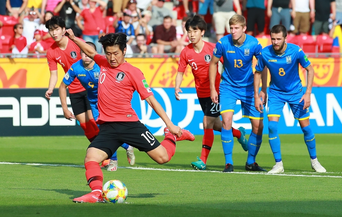 폴란드 우치 경기장에서 16일 새벽(한국시각) 열린 2019 국제축구연맹(FIFA) 20살 이하(U-20) 월드컵 결승에서 이강인 선수가 전반 페널티킥을 성공하고 있다. 우치/연합뉴스