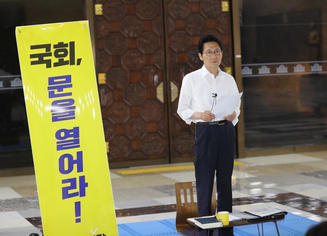 국회 중앙홀에서 국회 정상화를 요구하며 농성을 하고 있는 윤소하 정의당 원내대표가 16일 오후 국회 정상화 관련 긴급 기자회견을 하고 있다.  강창광 기자 chang@hani.co.kr