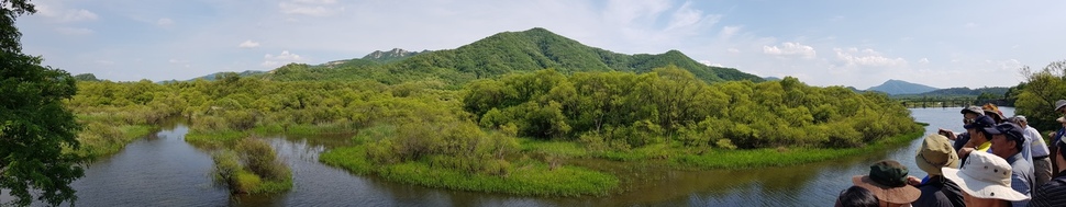 지난 14일 한겨레평화포럼 참가자들이 강원 철원군 김화읍 생창리 DMZ 생태평화공원 용양보 (자연 습지형 호수)를 살펴보고 있다.  철원/강창광 기자  chang@hani.co.kr