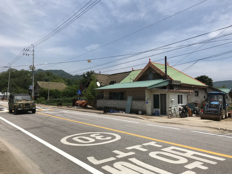 강원 철원 생창리에는 70, 80년대 지은 비슷한 모양의 집들이 있다.