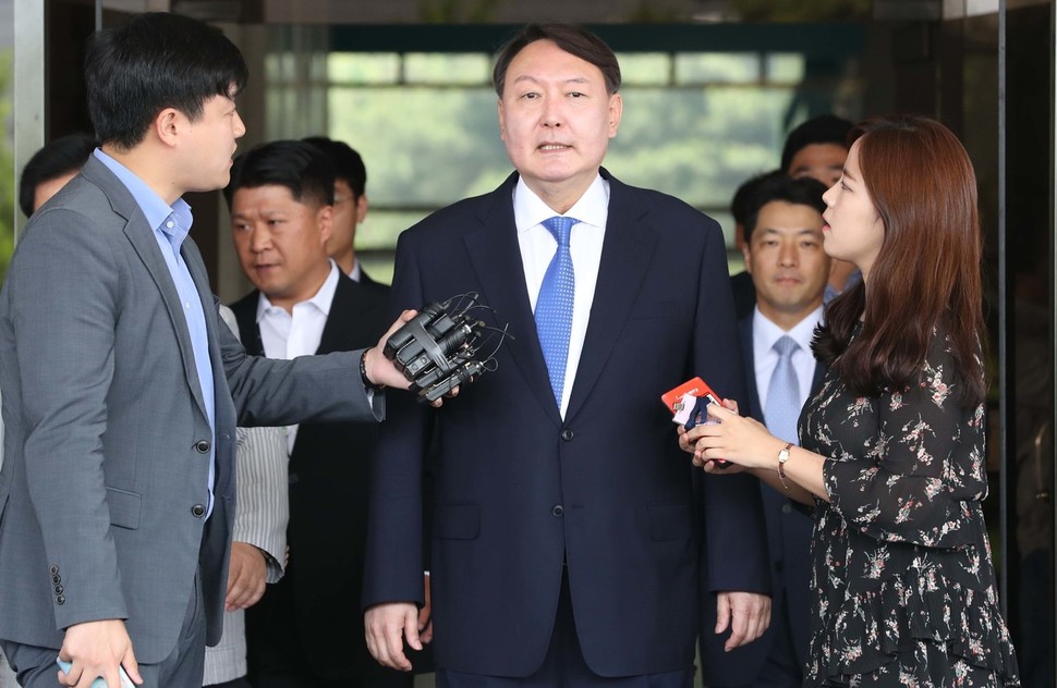 윤석열 검찰총장 후보 지명자가 17일 오전 서울중앙지검 청사 앞에서 기자들과 만나 소회를 말하고 있다. 박종식 기자 anaki@hani.co.kr