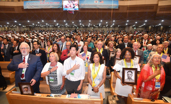 16일 경기도 용인 새에덴교회(담임 소강석 목사)에서 열린 평화기원예배에 참석한 한국전쟁 참전용사들과 그 후손들.                      사진 새에덴교회 제공