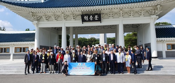 17일 서울 현충원을 찾은 한국전쟁 참전용사들과 그 후손들. 사진 새에덴교회 제공