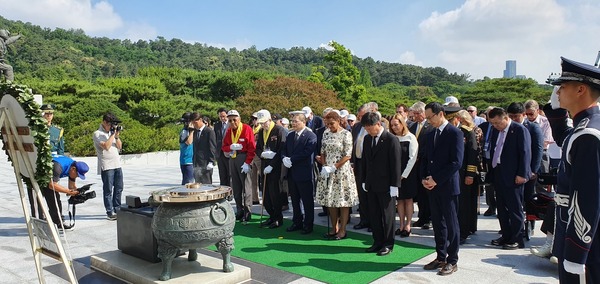 17일 서울 현충원에서 헌화 분향하는 한국전쟁 참전용사들과 그 후손들. 사진 새에덴교회 제공