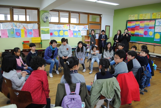 지난 4월10일 오전 서울상원초등학교 학생들이 ‘학교 여는 날’을 맞아 열린 수업을 하고 있다. 민주시민 교육의 뿌리는 학생·학부모·교직원 등 교육 3주체가 적극적으로 참여·소통하는 데 있다. 김지윤 기자 kimjy13@hani.co.kr