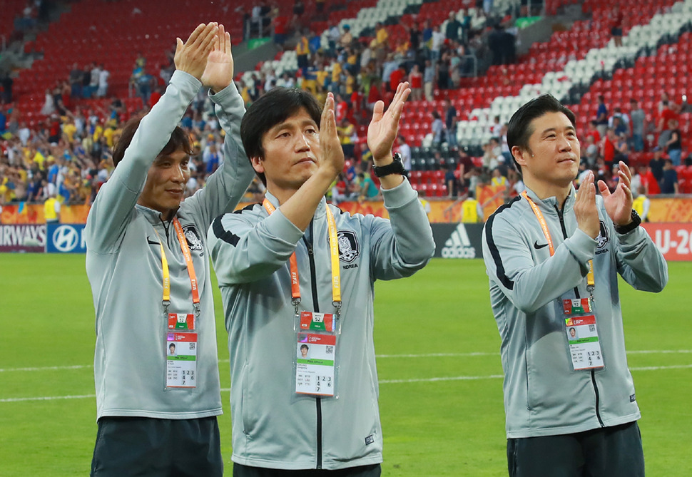 15일 오후(현지 시각) 폴란드 우치 경기장에서 열린 2019 국제축구연맹(FIFA) 20세 이하(U-20) 월드컵 결승 한국과 우크라이나의 경기에서 준우승을 차지한 정정용 감독이 그라운드를 돌며 성원해 준 관중석의 한국 응원단에 박수를 치고 있다. 2019.6.16 연합뉴스