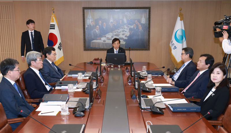 5월 31일 서울 중구 한국은행에서 열린 금융통화위원회에서 의장인 이주열 총재가 인사말을 하고 있다. 연합뉴스