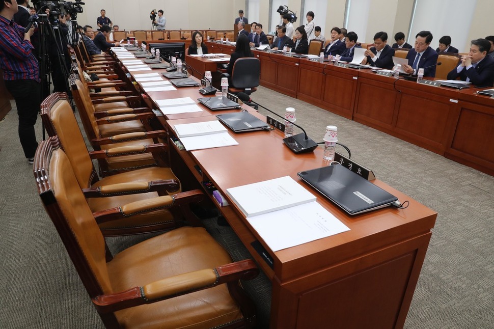 자유한국당이 간사합의를 깨고 19일 오전 국회 기획재정위원회 전체회의에 불참해 자유한국당 자리가 비어 있다. 강창광 기자