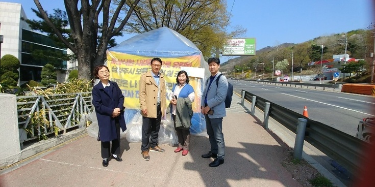 경기도노동권익센터 관계자들이 해고된 남양주시 보육대체교사들의 천막농성장을 찾은 모습. 경기도 제공
