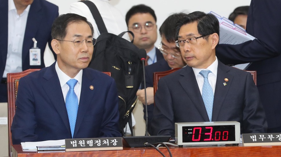박상기 법무부 장관(오른쪽)과 조재연 법원행정처장이 19일 국회에서 열린 사법개혁특위 전체회의에서 이야기하고 있다. 강창광 기자 chang@hani.co.kr