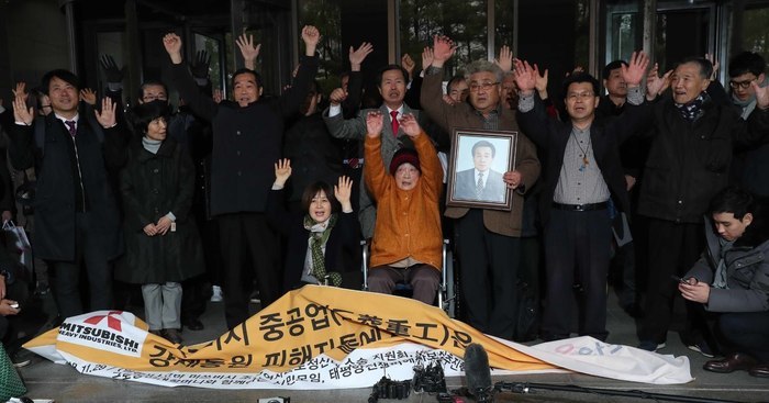 지난해 11월29일 오전 서울 서초동 대법원 대법정 앞에서 일제 징용 피해자와 가족들이 일본 미쓰비시중공업을 상대로 낸 손해배상 청구 소송 상고심에서 승소한 뒤 만세를 외치고 있다. 박종식 기자 anak@hani.co.kr