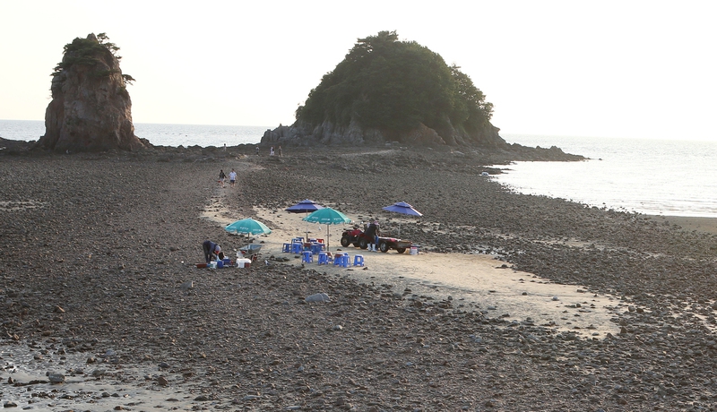 지난 11일 저녁 7시, 충남 태안군 꽃지해수욕장 할미바위와 할아비바위가 보이는 풍경. 김선식 기자