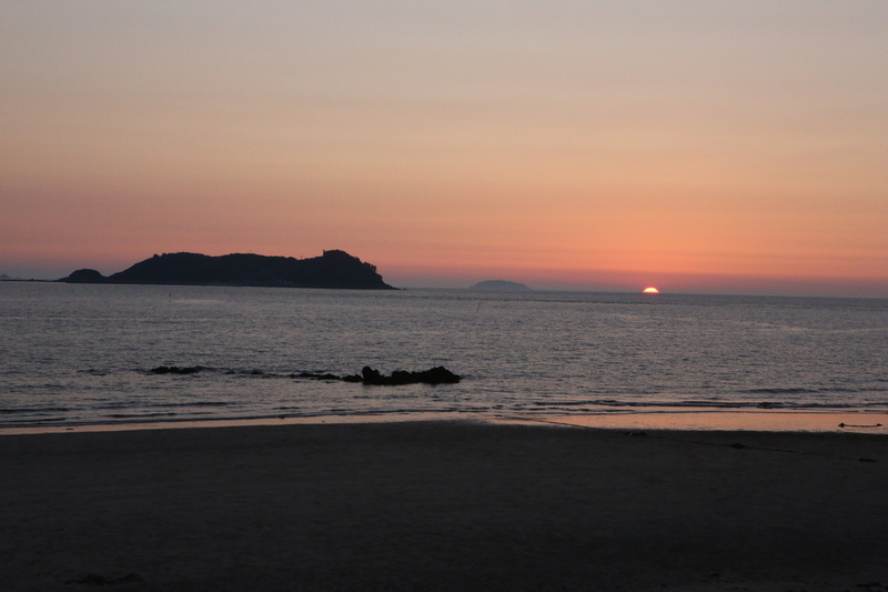 지난 11일 저녁, 충남 태안군 샛별해수욕장 앞바다 수평선 뒤로 해가 거의 넘어갔다. 김선식 기자