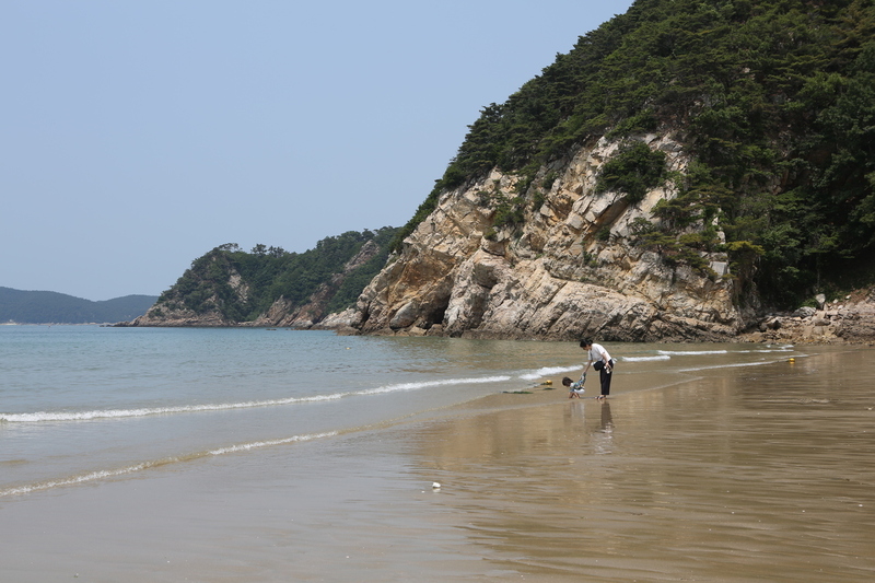 지난 11일 오후, 충남 태안군 갈음이해수욕장을 찾은 네살배기 아이와 엄마. 김선식 기자