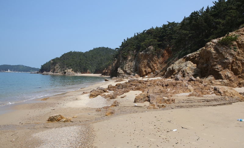 지난 11일 오전, 충남 태안군 파도리해수욕장 오른편 기암절벽. 김선식 기자