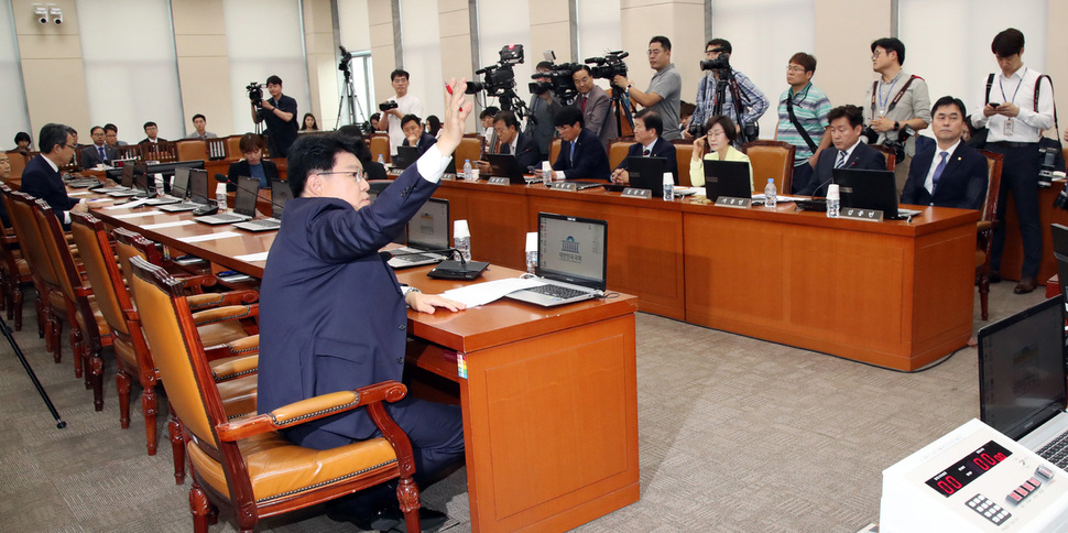 20일 오후 국회에서 열린 정개특위 전체회의에서 장재원 자한당 간사가 발언하고 있다. 김경호 선임기자 jijae@hani.co.kr