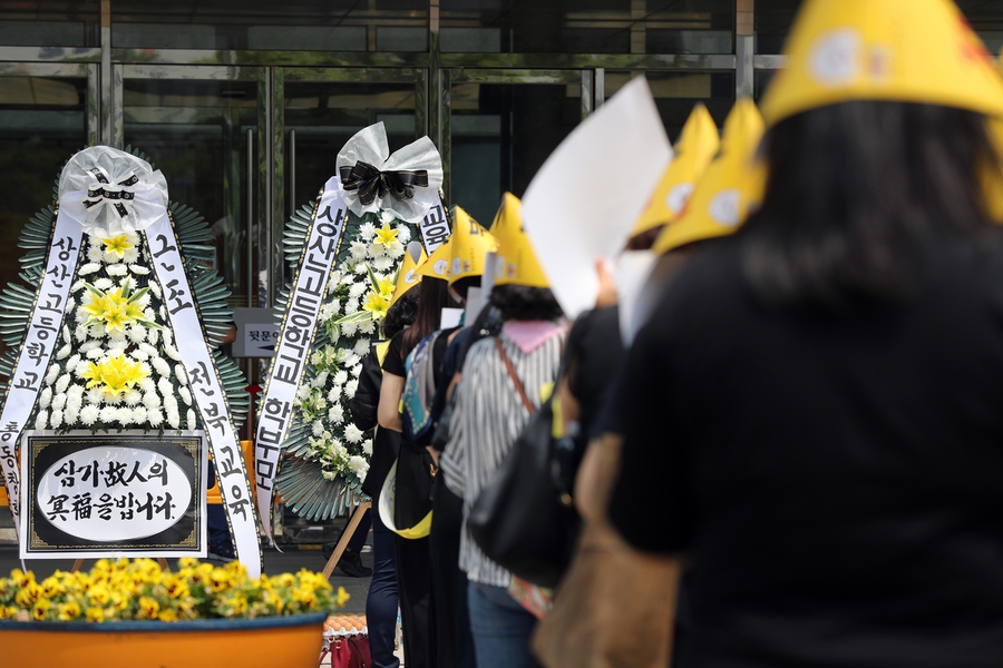 자율형사립고 재지정 평가에서 탈락한 전북 전주 상산고 학부모들이 전북도교육청 앞에서 집회를 열고 있다.<연합뉴스>