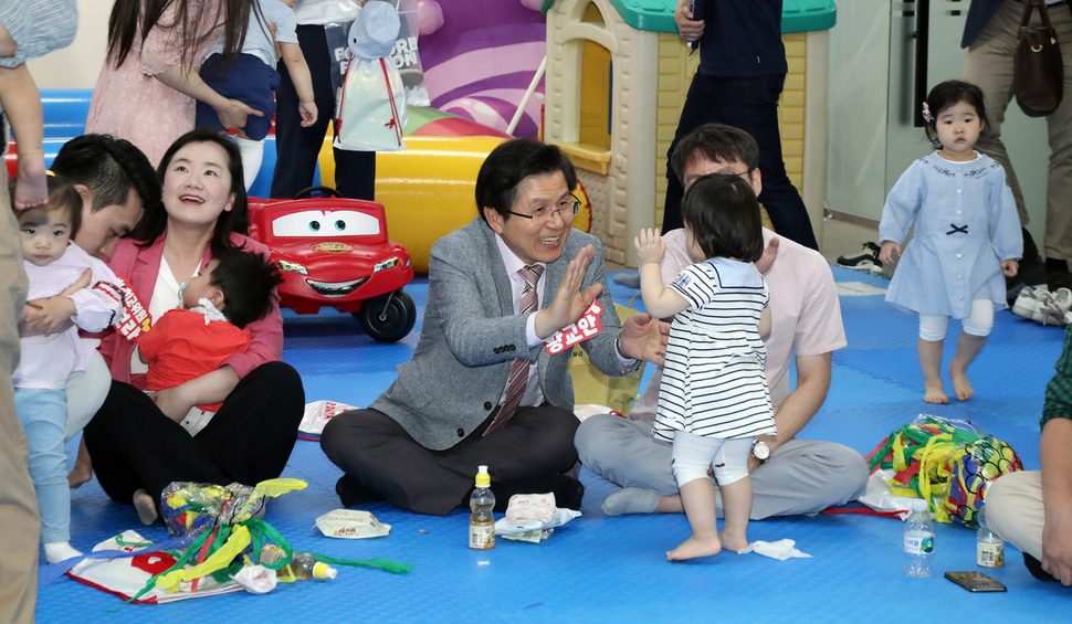 황교안 자유한국당 대표가 9일 서울 여의도 당사에서 열린 ‘육아파티’ 행사에서 아이들과 함께 행사를 진행하고 있다. 김경호 선임기자 jijae@hani.co.kr