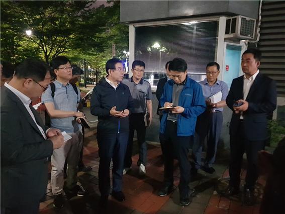 지난 20일 ‘붉은 수돗물’이 나온 서울 영등포구 문래동 한 아파트에 방문한 박원순 서울시장. 서울시 제공