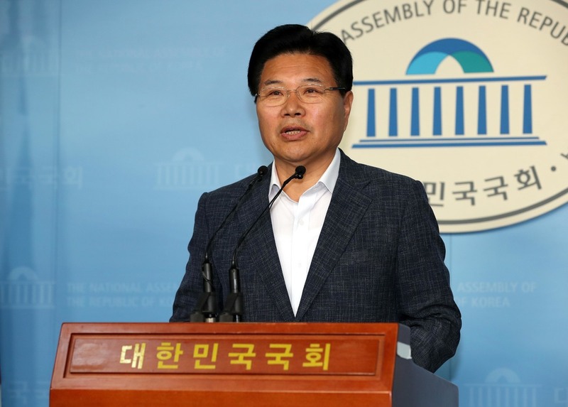 홍문종 의원이 지난 18일 오전 국회 정론관에서 자유한국당 탈당 기자회견을 하고 있다.강창광 기자 chang@hani.co.kr