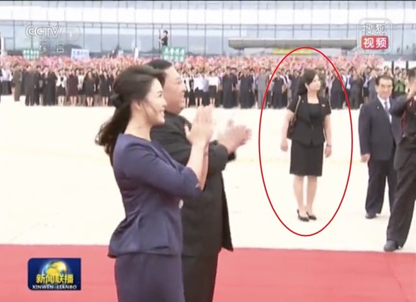 2019년 6월20일 평양 순안공항에서 있은 시진핑 중국 국가주석의 환영행사에서 의전 실무를 챙기고 있는 현송월 노동당 부부장(삼지연관현악단장). 중국 CCTV 화면 갈무리.