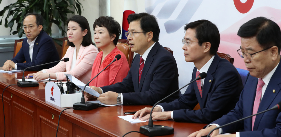 황교안 자한당 대표가 20일 오전 국회에서 열린 최고위원회의에서 발언하고 있다. 김경호 선임기자 jijae@hani.co.kr