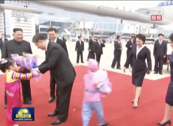 2019년 6월20일 시진핑 주석이 평양순안국제공항에서 화동에게 꽃다발을 받고 있다. 중국 CCTV 영상 갈무리.