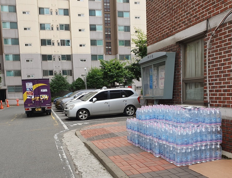 ‘붉은 수돗물’이 나온 서울 영등포구 문래동 한 아파트에 21일 공급된 아리수. 채윤태 기자 chai@hani.co.kr