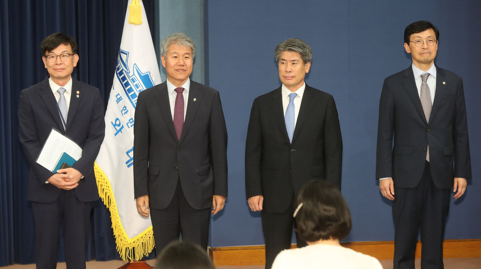 Kim Sang-Joo, the new chief of politics (left) and Lee Ho-seung (right), are on standby with Kim Seo-hyun, policy chief (left second) and Yun Jong-won. Cheong Wa Dae photo journalist
