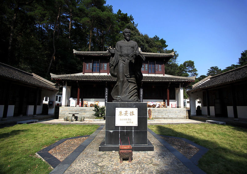 고전에 대한 주석은 시대에 따라 달라진다. 주희의 성리학은 남송대 지방 엘리트에게 이데올로기적 자양분을 제공했다. 그의 사상은 그가 새로 쓴 <논어>의 주석에 고스란히 반영돼 있다. 중국 루산산 백록동서원에 있는 주희의 동상. 위키피디아