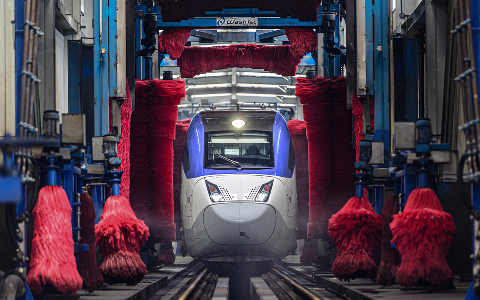 지난 21일 수도권철도차량정비단에 들어온 KTX-산천 차량이 자동세척장치를 통과하고 있는 모습. 코레일 제공