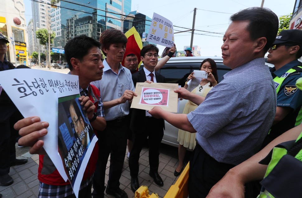 경제민주화전국네트워크와 참여연대 등 30여개 중소상인·주거·민생·금융소비자단체 회원들이 24일 오전 서울 영등포구 자유한국당 당사 앞에서 민생입법 처리를 위한 황교안 대표 면담요청서를 당직자에게 전달하고 있다. 강창광 기자