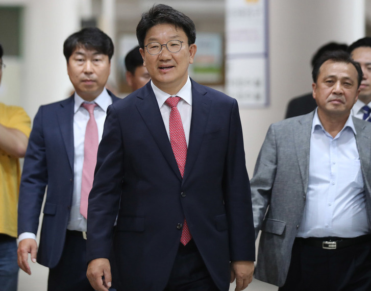 강원랜드 채용비리 의혹을 받고 있는 권선동 자유한국당 의원이 24일 오후 서울 서초구 서울중앙지법에서 1심 선고를 받기 위해 법정으로 향하고 있다. 백소아 기자 thanks@hani.co.kr
