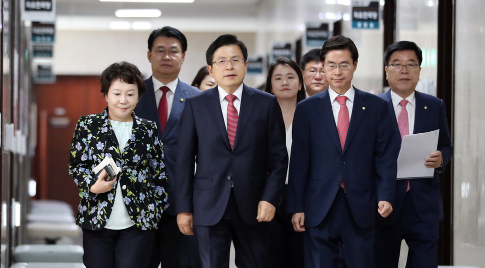 황교안 자한당 대표가 24일 오전 국회에서 열린 최고위원회에 참석하고 있다. 김경호 선임기자 jijae@hani.co.kr