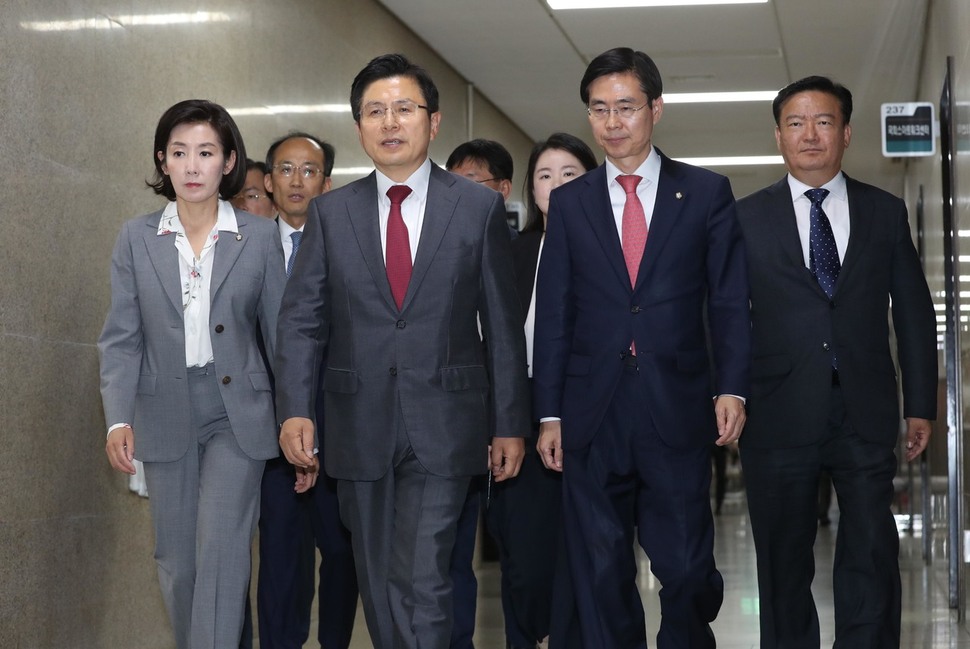 자유한국당 황교안 대표와 나경원 원내대표 등이 19일 오후 국회에서 열린 당대표 및 최고위원-중진의원 연석회의에 참석하고 있다. 강창광 기자 chang@hani.co.kr