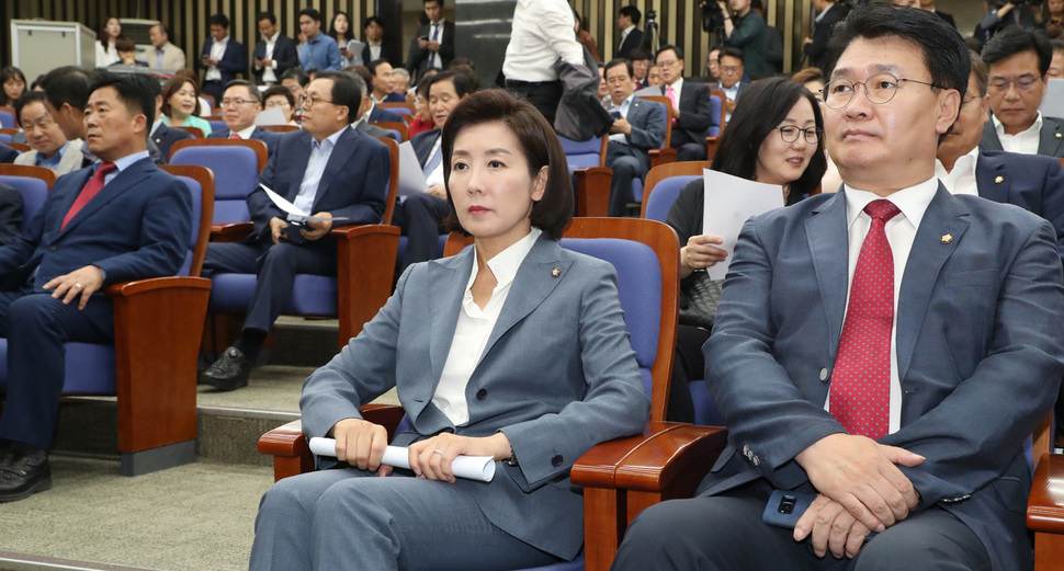 자유한국당 나경원 원내대표(가운데)가 24일 오후 국회에서 열린 의원총회에 참석해 앉아 있다. 연합뉴스