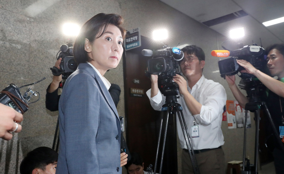 나경원 자유한국당 원내대표가 24일 오후 국회에서 열린 의총에서 합의안 추인이 불발된 뒤 대표실을 나서며 기자들의 질문을 듣고 있다. 강창광 기자 chang@hani.co.kr