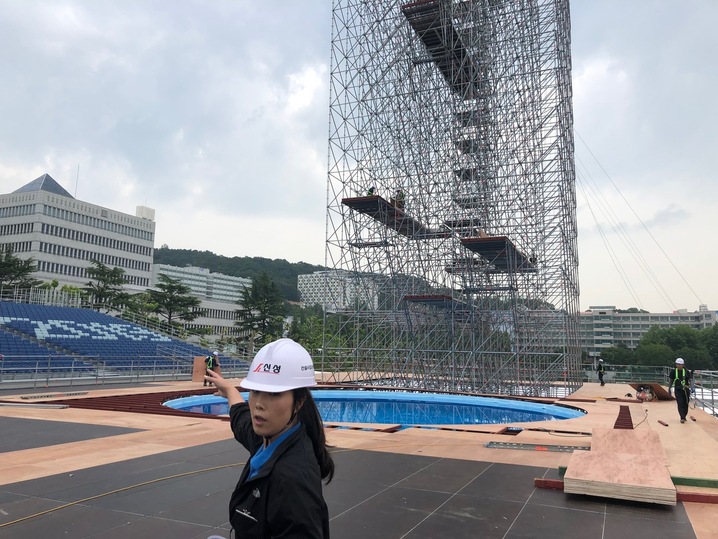 광주 조선대 축구장 위에 지어진 2019 광주세계수영대회 하이다이빙 시설을 현장 관계자가 설명하고 있다.