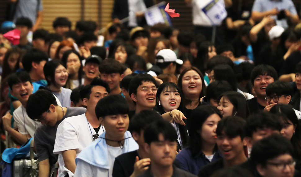 25일 오전 서울 서대문구 농협중앙회에서 열린 대학생 농촌봉사단 출정식에서 참가자들이 종이비행기를 던지며 밝게 웃고 있다. 백소아 기자