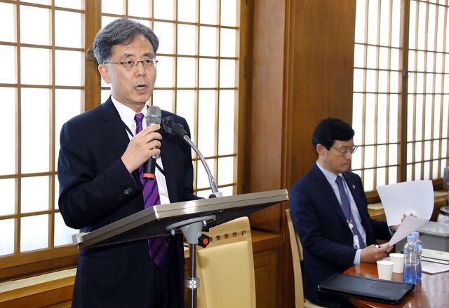 청와대 김현종 국가안보실 2차장이 25일 오후 청와대 춘추관에서 브리핑을 통해 문재인 대통령이 오는 27일부터 29일까지 2박 3일 일정으로 일본 오사카에서 열리는 G20 정상회의에 참석한다고 밝히고 있다. 연합뉴스