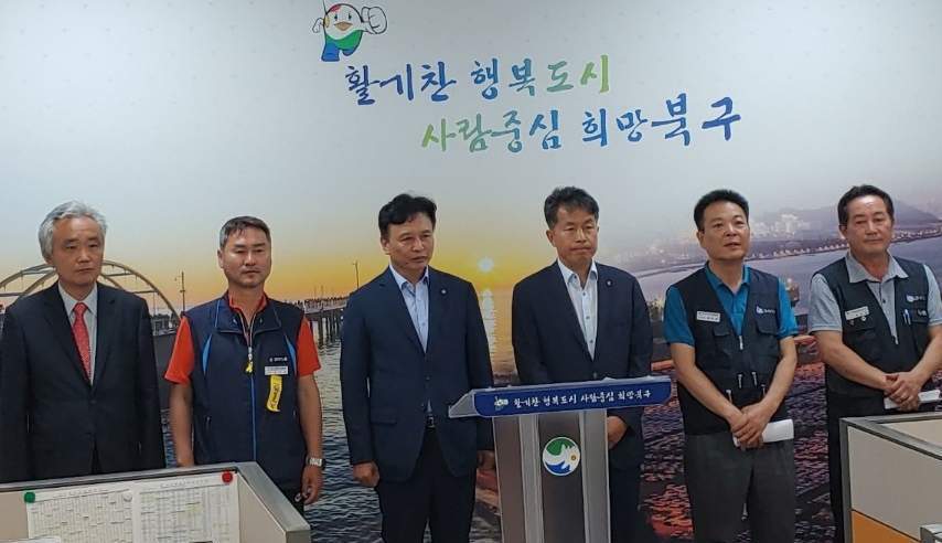 이동권 울산 북구청장과 윤종오 전 구청장(왼쪽에서 3·4번째)이 25일 기자회견을 열고 구상금 문제왁 관련한 합의내용을 발표하고 있다. 금속노조 현대자동차지부 제공