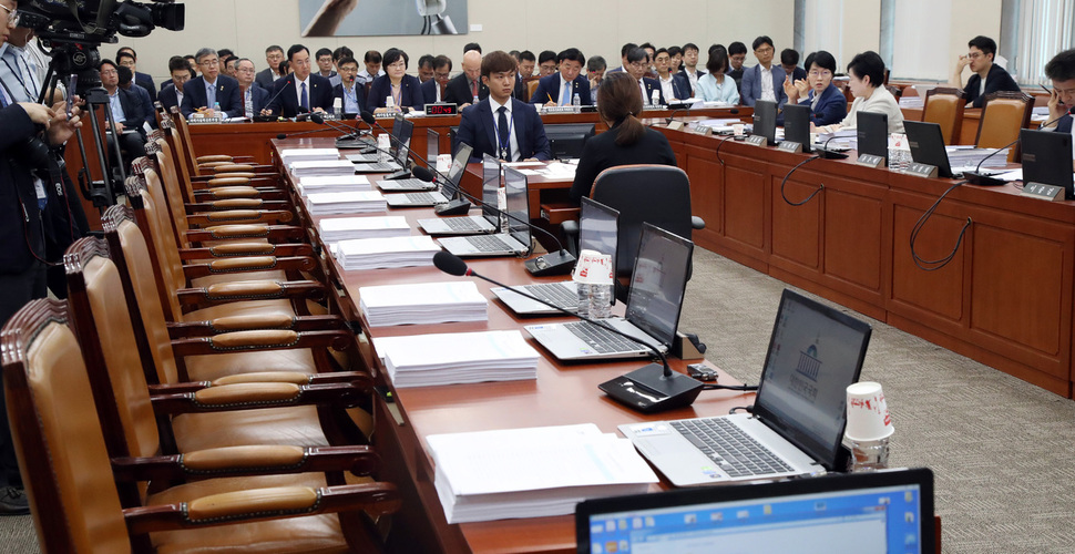 25일 오전 열린 국회 과학기술정보방송통신위원회 전체회의에 자유한국당 의원들이 불참해 이들 자리가 텅 비어 있다. 김경호 선임기자 jijae@hani.co.kr