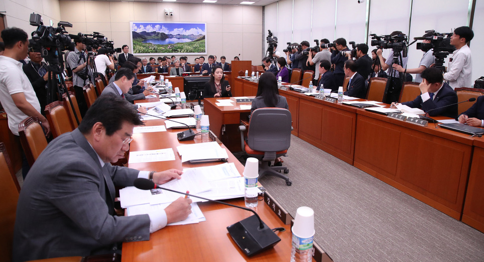 25일 강경화 외교부 장관과 김연철 통일부 장관이 출석한 국회 외교통일위원회 전체회의는 한국당 의원들이 참가한 가운데 열리고 있다. 김경호 선임기자 jijae@hani.co.kr