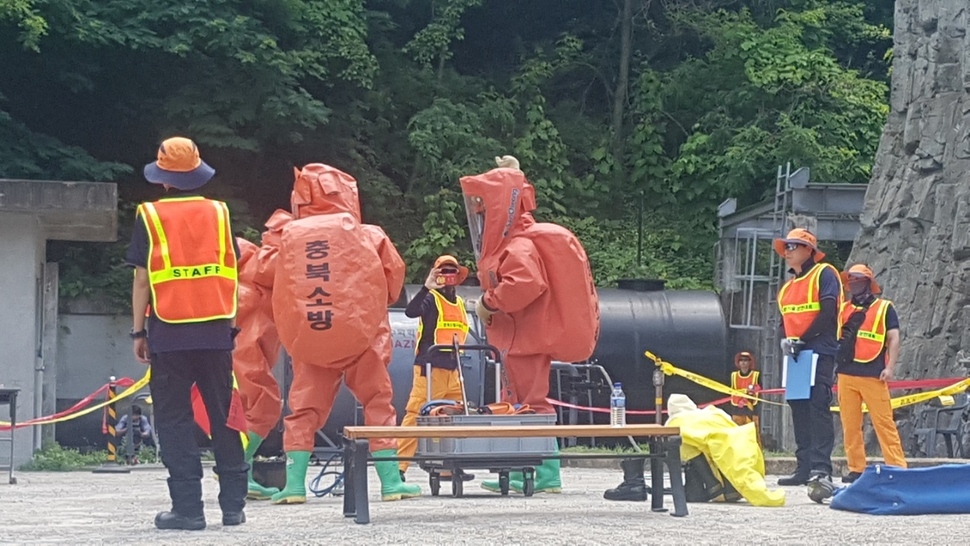 충북소방본부 소속 소방대원들이 안전 훈련을 하고 있다. 기사 내용과 관련 없음, 충북소방본부 자료사진. 충북소방본부 제공